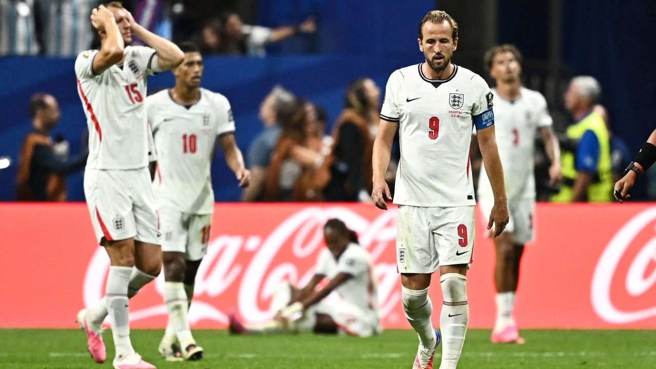 Michael Owen Kritik Inggris: Bermain Pasif, Tak Berani Seperti Spanyol