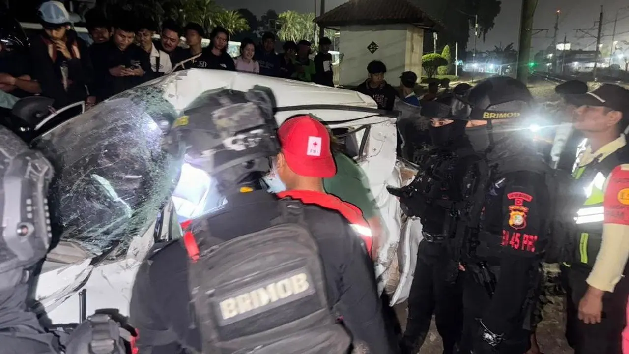 Mobil Tabrak Kereta Api Gajayana di Bekasi, Pengemudi Tewas Terjepit