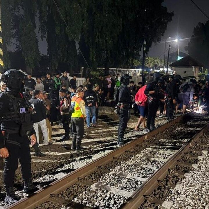 Mobil Tertabrak Kereta Api Gajayana di Bekasi, 1 Tewas, Brimob Bantu Evakuasi