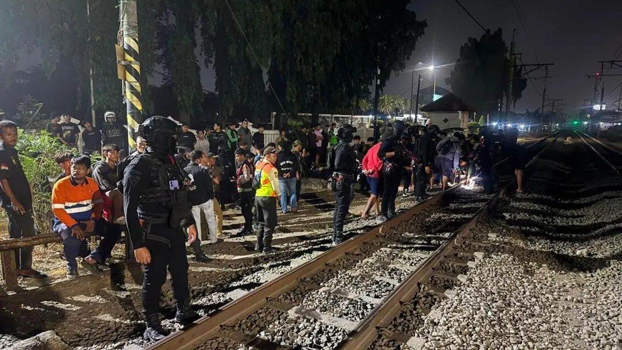 Mobil Tertabrak Kereta Api Gajayana di Bekasi, 1 Tewas, Brimob Bantu Evakuasi