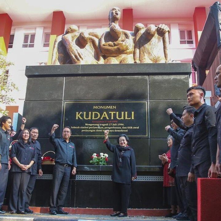 Monumen Kudatuli Diresmikan: Megawati Rangkul Korban Tragedi 27 Juli