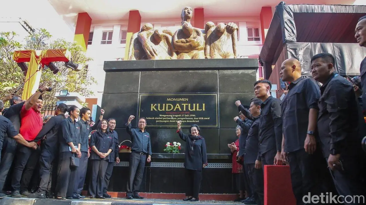 Monumen Kudatuli Diresmikan: Megawati Rangkul Korban Tragedi 27 Juli