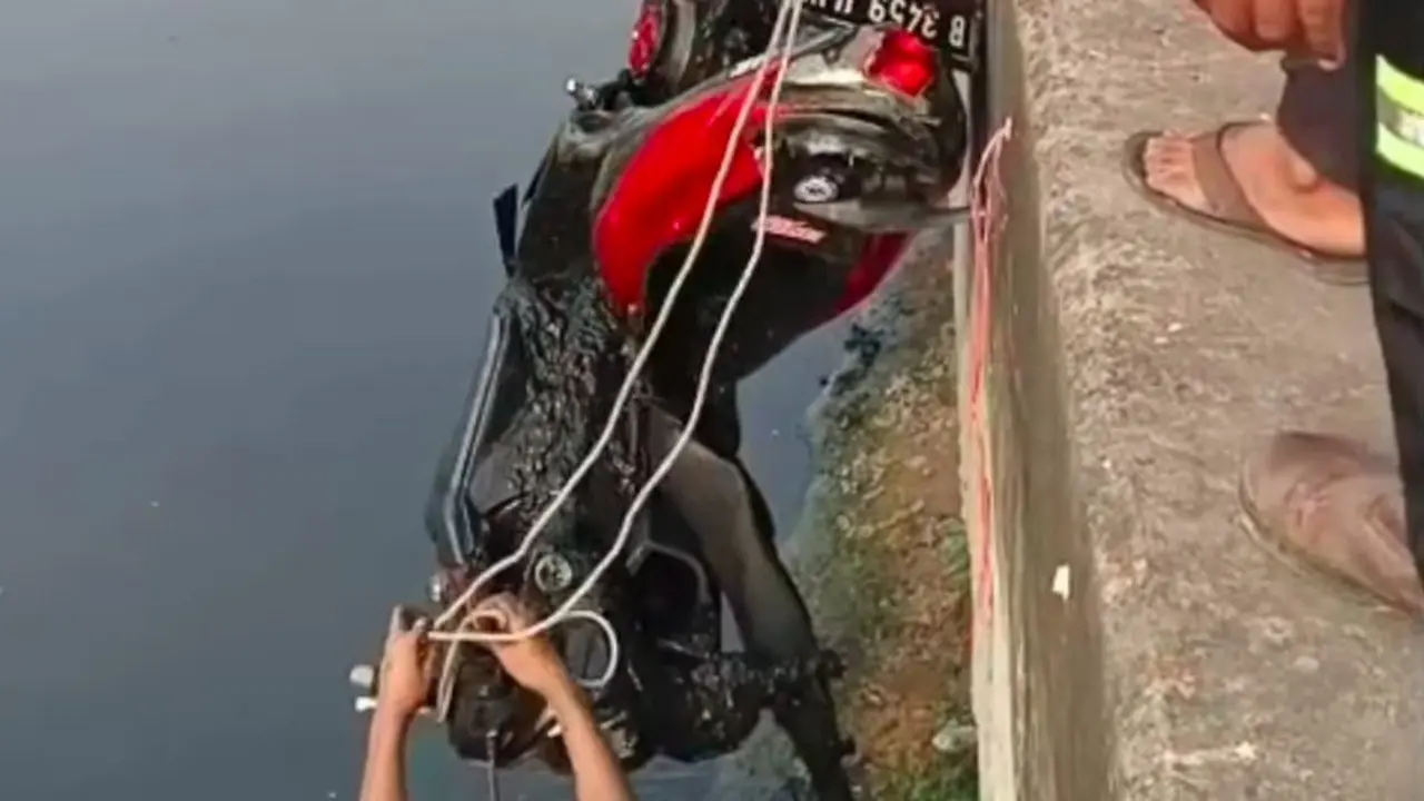 Motor Jatuh ke Kali Mookervart, Pengendara di Cengkareng Terluka