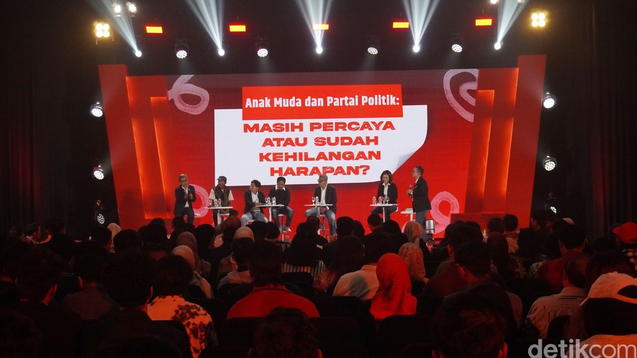 PDIP Jatim Gelar RedTalks, Rocky Gerung Ajak Mahasiswa Tagih Komitmen Politik