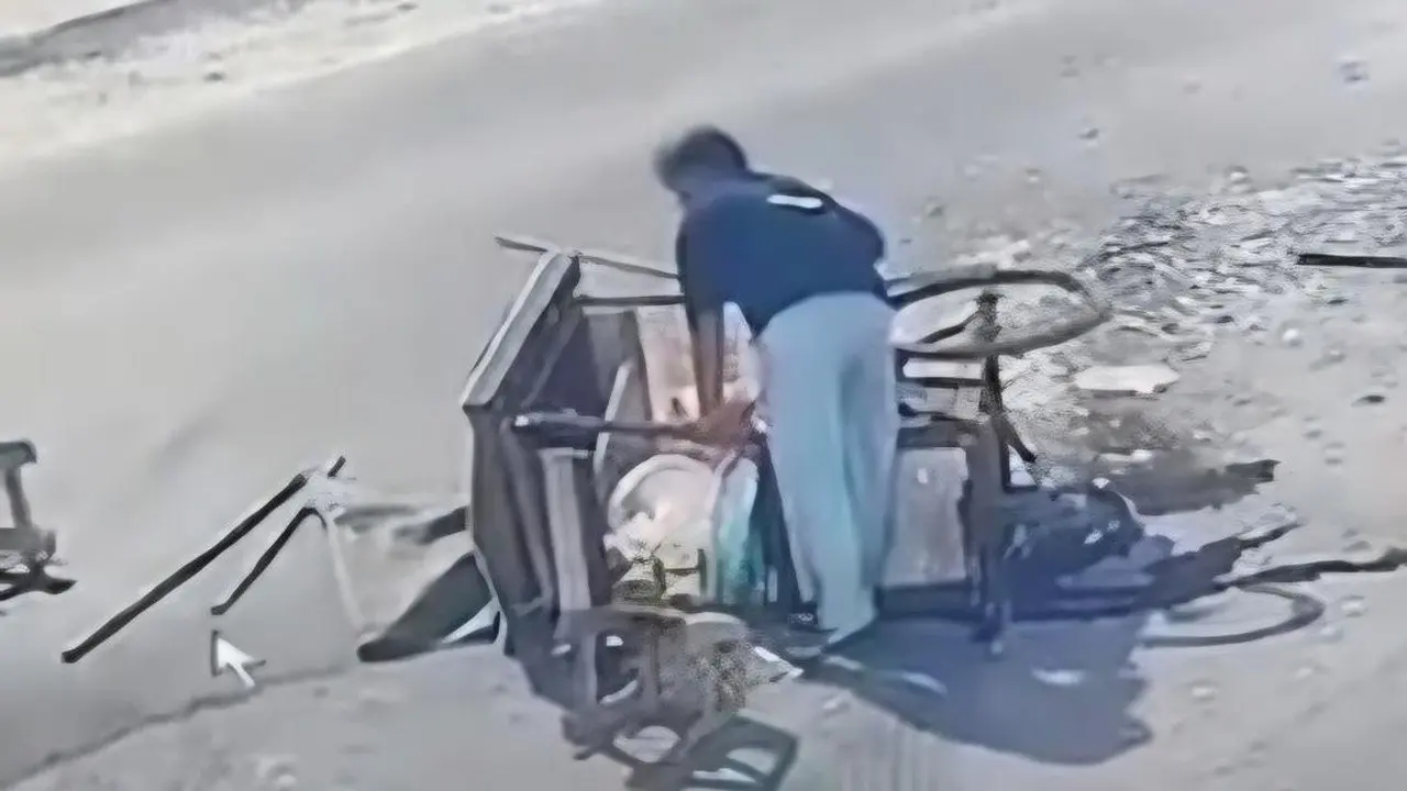 Pemotor Tabrak Gerobak Nasi Kuning di Bogor, Pelaku Kabur Terekam CCTV
