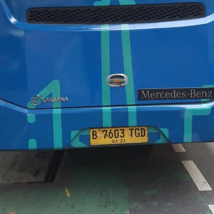 Pemotor Terlindas Bus Transjakarta di Sudirman Usai Gagal Menyalip