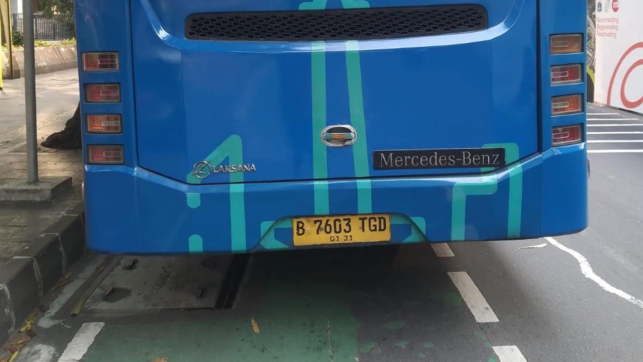 Pemotor Terlindas Bus Transjakarta di Sudirman Usai Gagal Menyalip