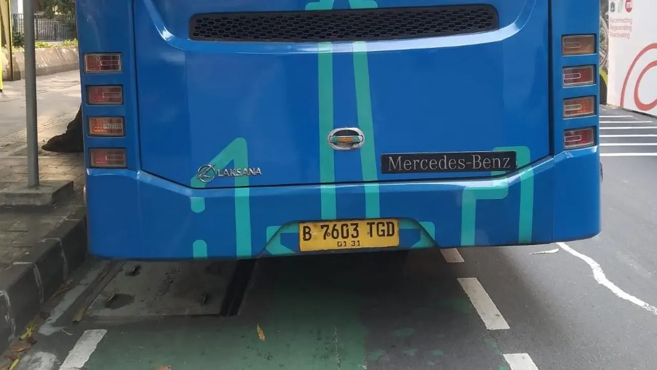Pemotor Terlindas Bus Transjakarta di Sudirman Usai Gagal Menyalip