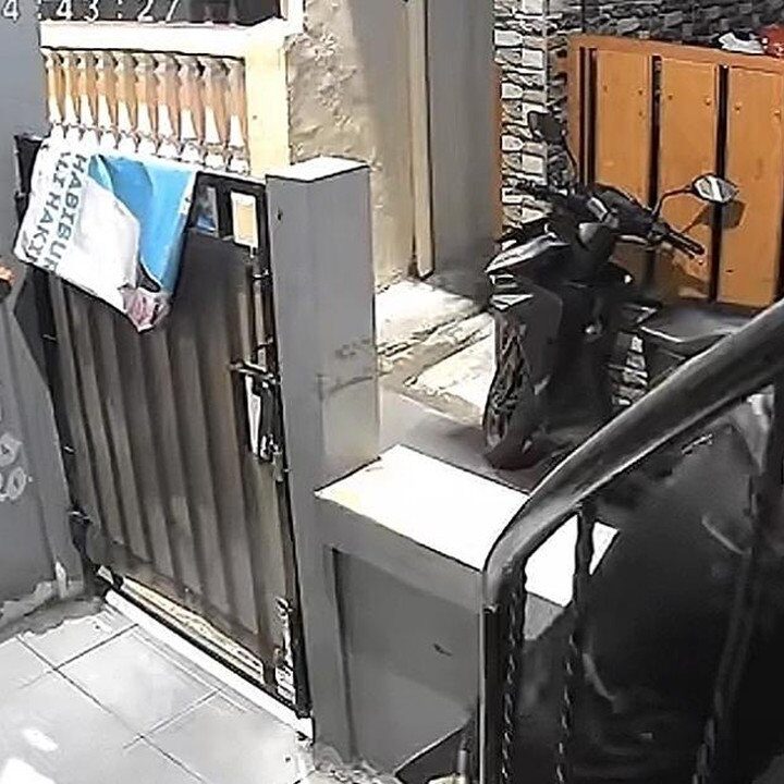 Pemulung Terekam CCTV Curi Sepatu di Jaktim, Polisi Lakukan Penyelidikan