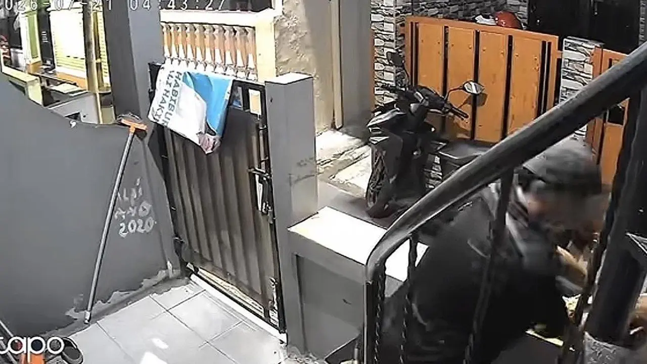 Pemulung Terekam CCTV Curi Sepatu di Jaktim, Polisi Lakukan Penyelidikan