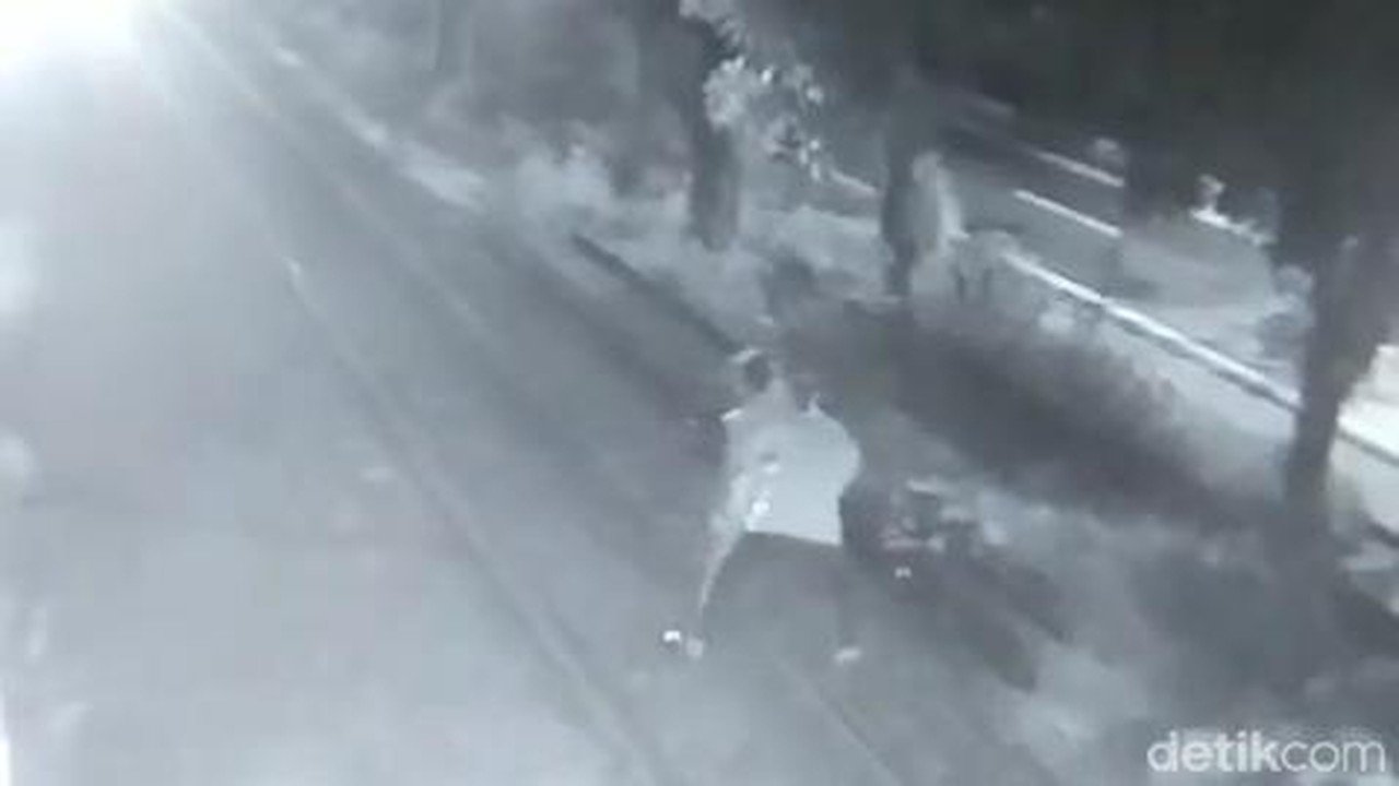 Petugas Perlintasan di Pasuruan Selamatkan Pria yang Hendak Lompat ke Rel Kereta