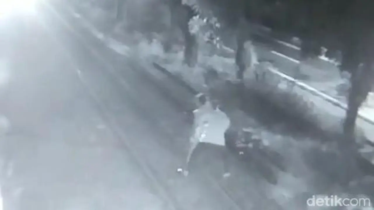 Petugas Perlintasan di Pasuruan Selamatkan Pria yang Hendak Lompat ke Rel Kereta