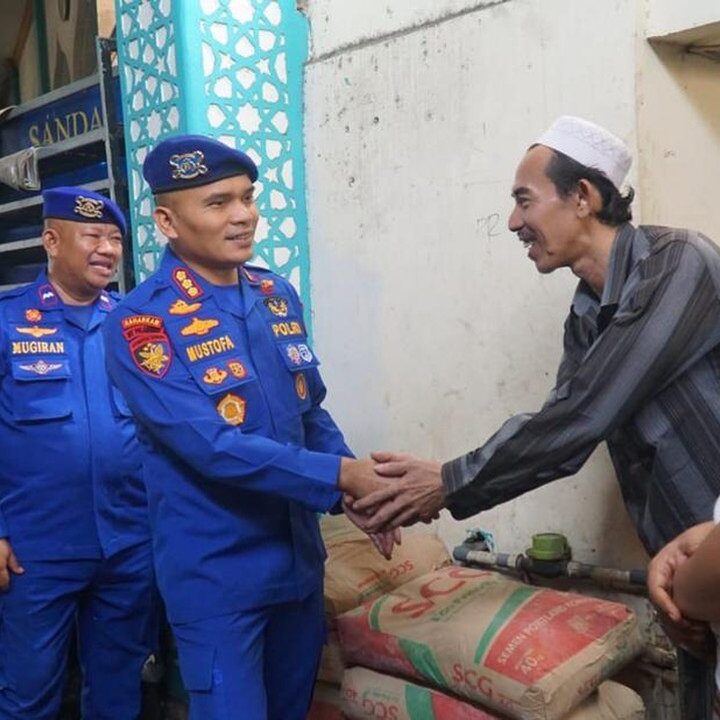 Polairud Polda Metro Jaya Berikan Bantuan Sembako dan Kursi Roda untuk Warga Pluit