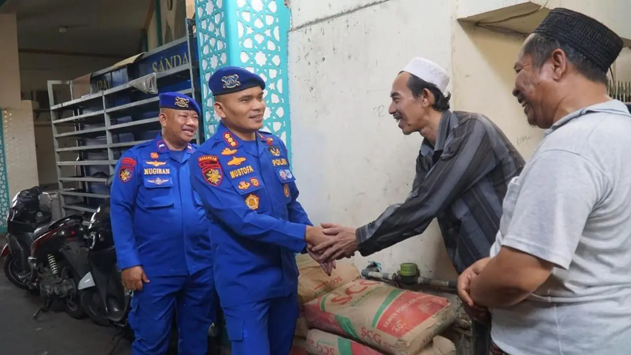 Polairud Polda Metro Jaya Berikan Bantuan Sembako dan Kursi Roda untuk Warga Pluit