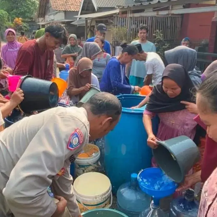 Polres Serang Salurkan Ribuan Liter Air Bersih ke Warga Sambiayunan yang Kekeringan