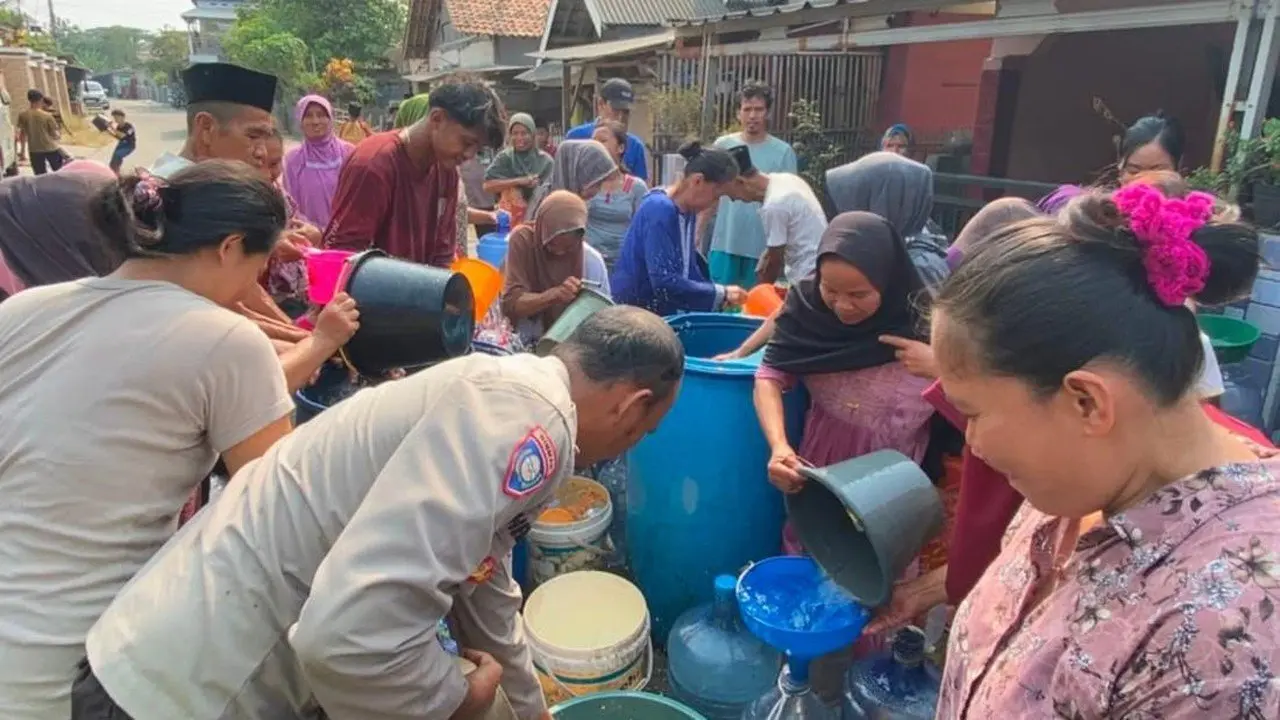 Polres Serang Salurkan Ribuan Liter Air Bersih ke Warga Sambiayunan yang Kekeringan