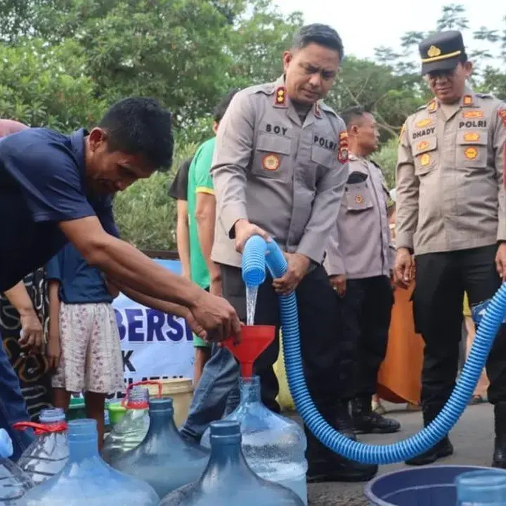 Polres Tangsel Atasi Kekeringan, Salurkan Air Bersih ke Warga Kranggan