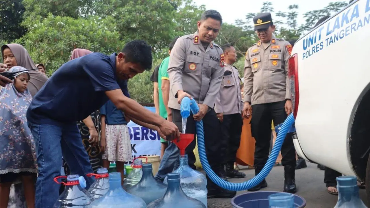Polres Tangsel Atasi Kekeringan, Salurkan Air Bersih ke Warga Kranggan