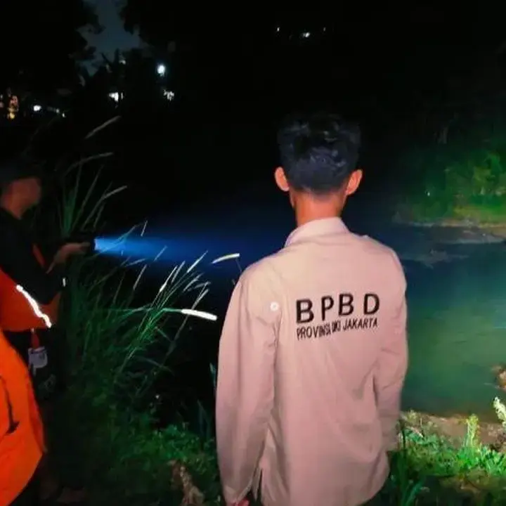 Remaja 14 Tahun Hilang Terseret Arus Sungai Ciliwung Saat Berenang