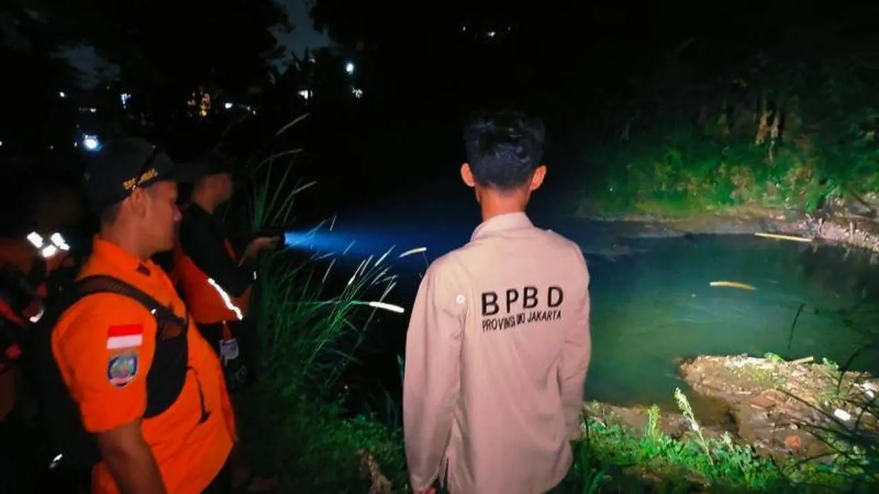 Remaja 14 Tahun Hilang Terseret Arus Sungai Ciliwung Saat Berenang