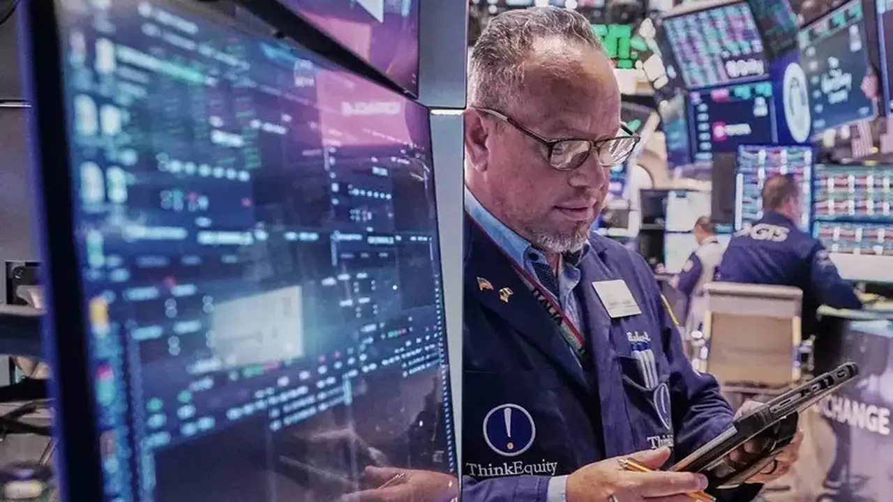 Saham Teknologi dan Chip Tertekan, Wall Street Ditutup Melemah