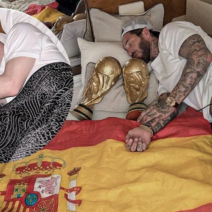 Sergio Ramos Replikasi Momen Messi, Berpose dengan Dua Trofi Piala Dunia
