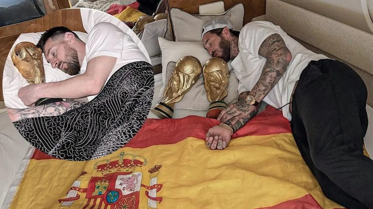 Sergio Ramos Replikasi Momen Messi, Berpose dengan Dua Trofi Piala Dunia