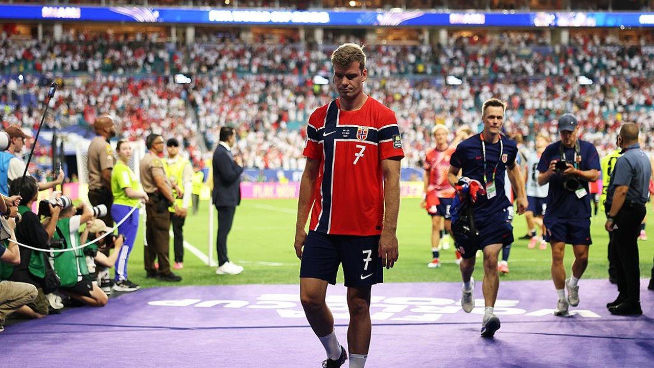 Sorloth Jadi Sasaran Kritik Usai Pilih Tembak Saat Peluang Emas Norwegia