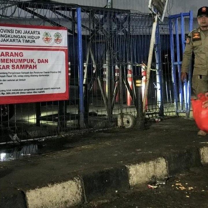 Tiga Warga Jakarta Timur Kedapatan Buang Sampah di Bawah Spanduk Larangan