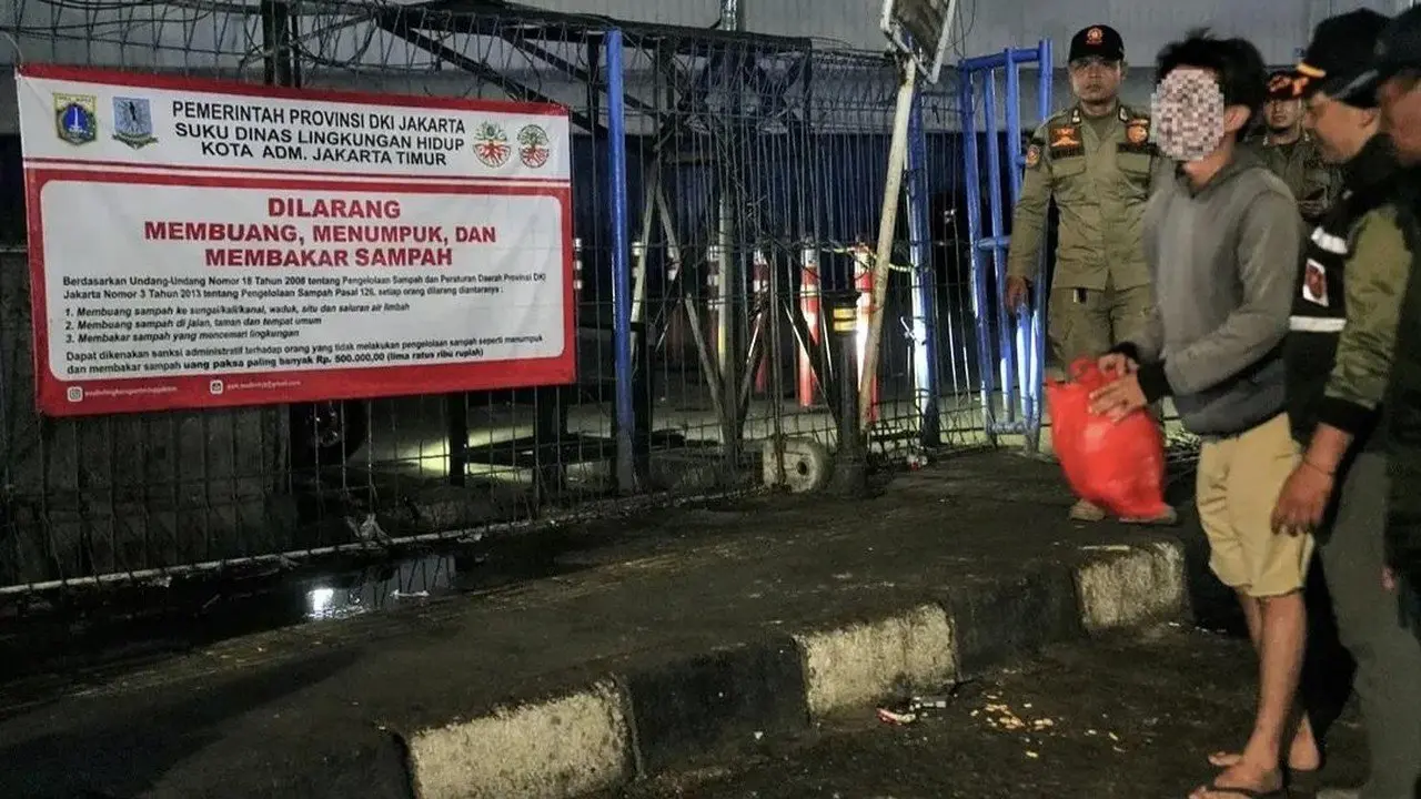 Tiga Warga Jakarta Timur Kedapatan Buang Sampah di Bawah Spanduk Larangan