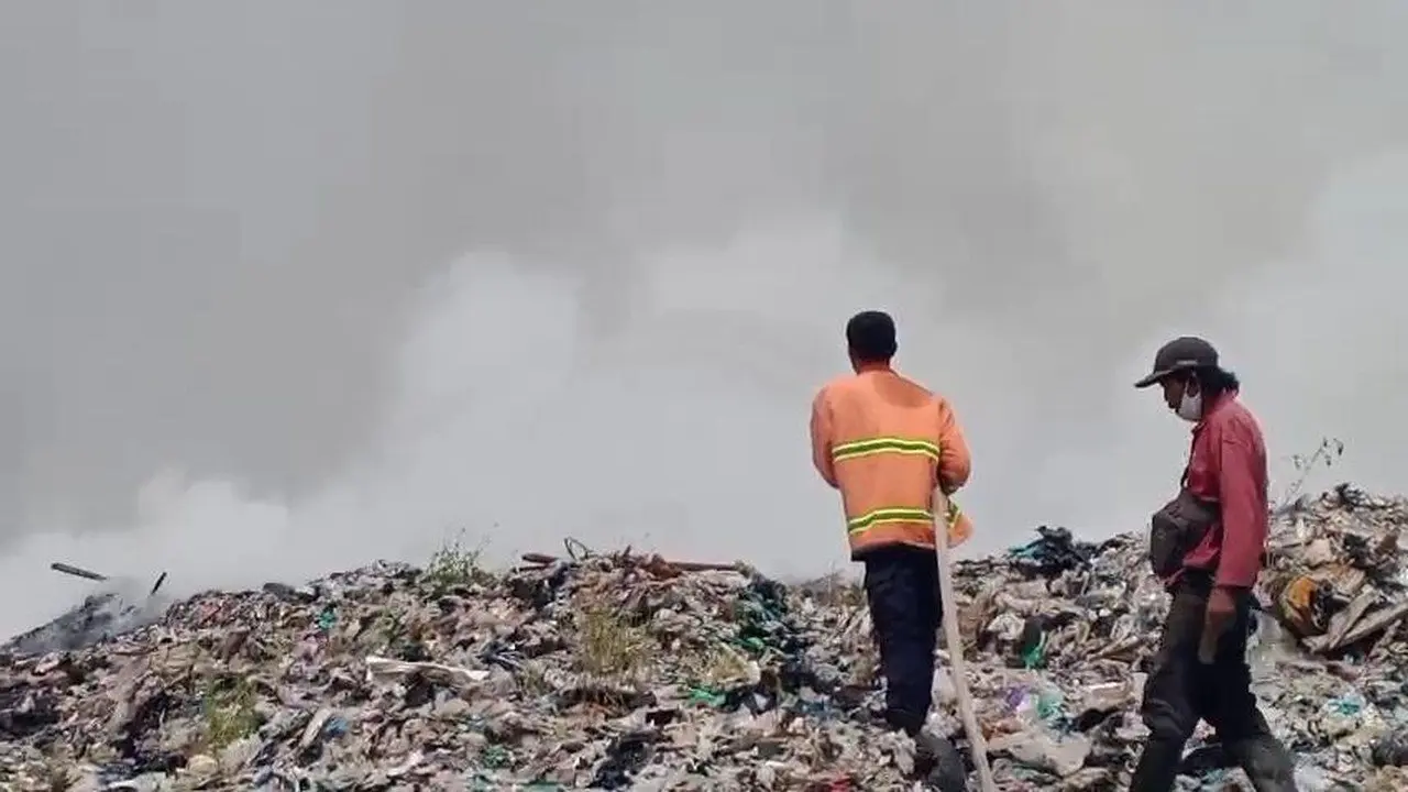 TPA Dengung Lebak Terbakar, Api Diduga Akibat Pembakaran Ilalang
