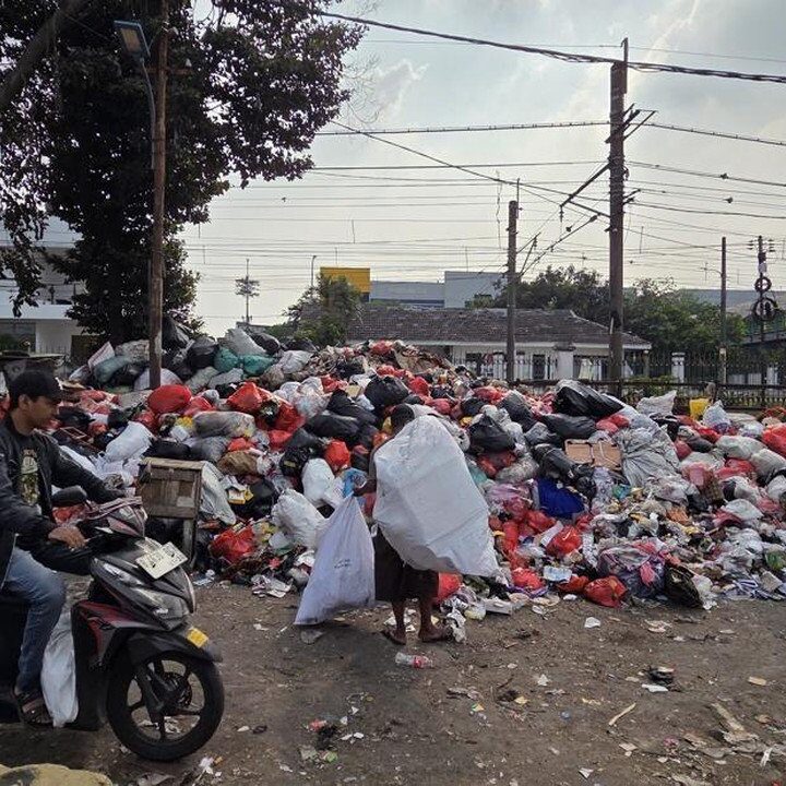 TPS Liar di Stasiun Pasar Minggu Sebabkan Bau Menyengat, Warga Keluhkan Jalan Menyempit
