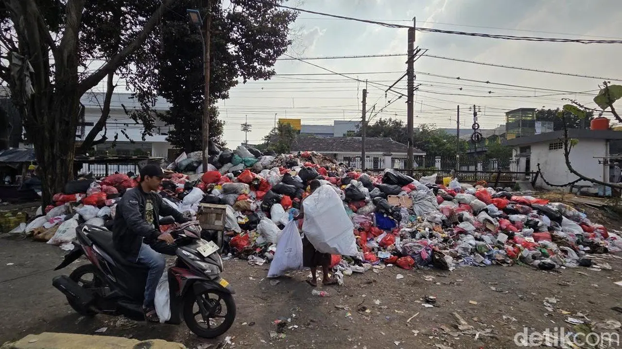 TPS Liar di Stasiun Pasar Minggu Sebabkan Bau Menyengat, Warga Keluhkan Jalan Menyempit