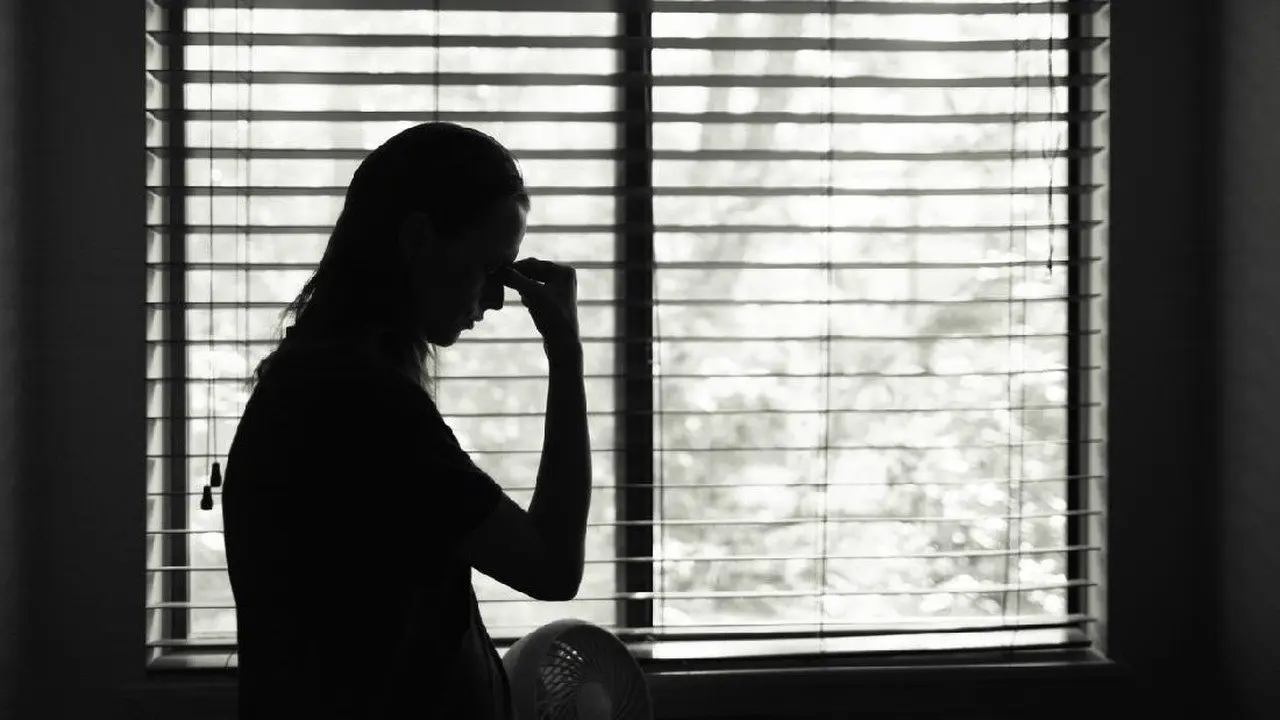 Wanita di Bekasi Diduga Alami KDRT, Lindungi Diri dengan Keranjang Pakaian
