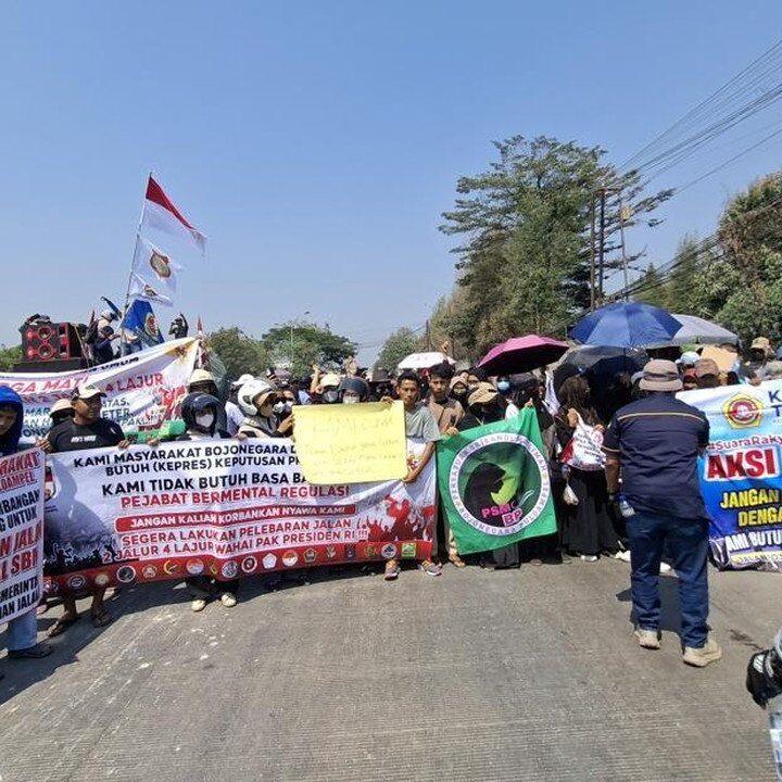 Warga Bojonegara Blokir Jalan, Tuntut Pelebaran Akses Industri