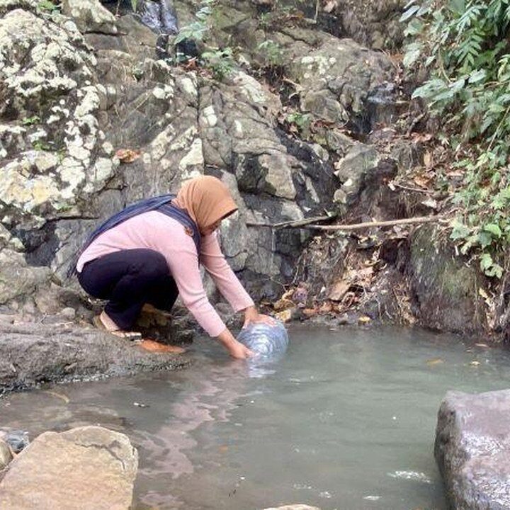 Warga Gunungkidul Tempuh 2 Km Lalui Bukit Demi Air Bersih Saat Kemarau