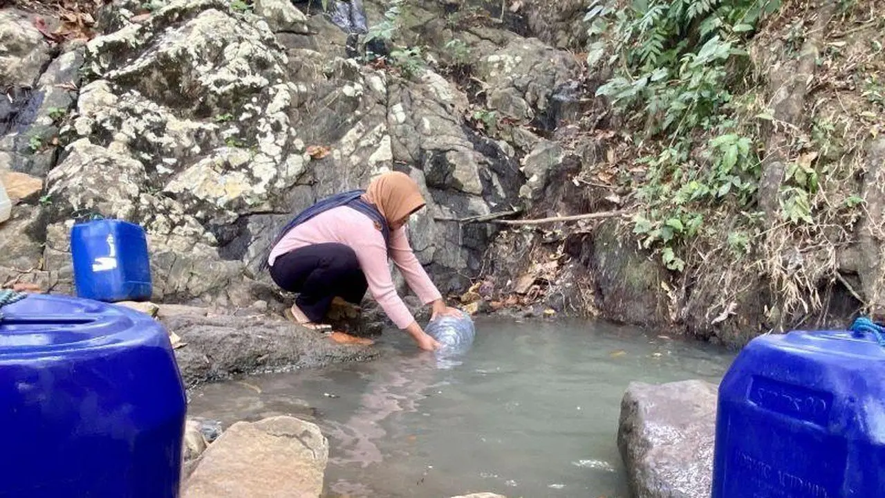 Warga Gunungkidul Tempuh 2 Km Lalui Bukit Demi Air Bersih Saat Kemarau