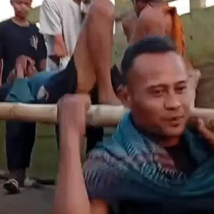 Warga Mojokerto Evakuasi Lansia Sakit Pakai Truk Akibat Tak Ada Mobil Siaga