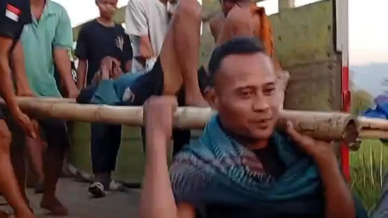Warga Mojokerto Evakuasi Lansia Sakit Pakai Truk Akibat Tak Ada Mobil Siaga
