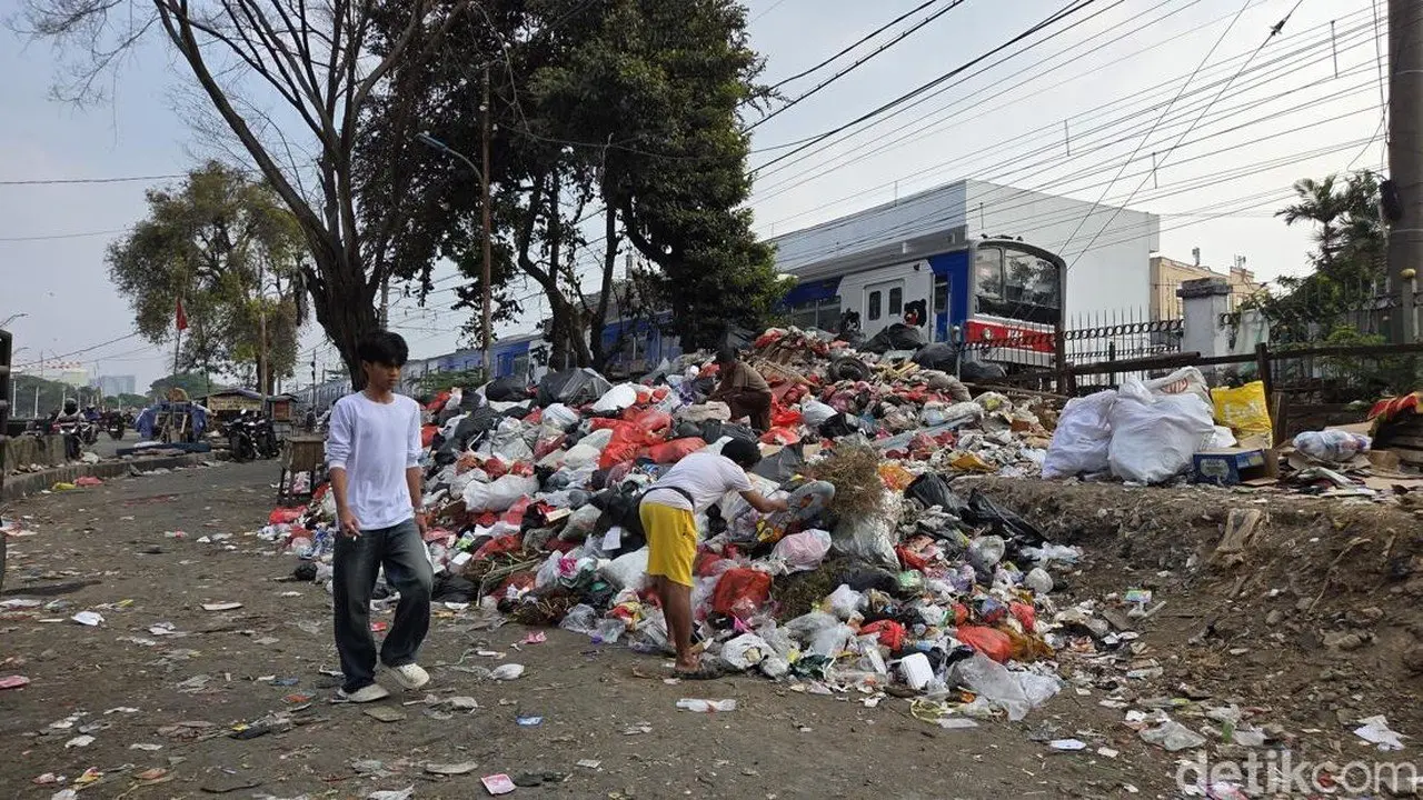 Warga Pasar Minggu Keluhkan TPS Liar, Sampah Meluber Diduga Akibat Pembuangan dari Luar Kawasan