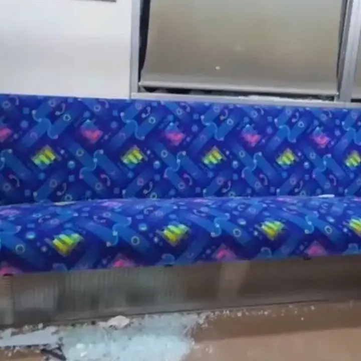 Aksi Lempar Botol Pecahkan Jendela KRL, PT KAI Lacak Pelaku