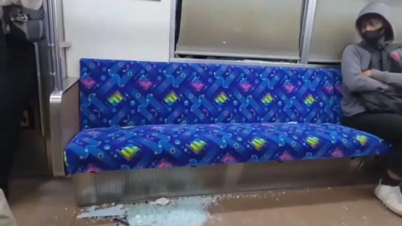 Aksi Lempar Botol Pecahkan Jendela KRL, PT KAI Lacak Pelaku