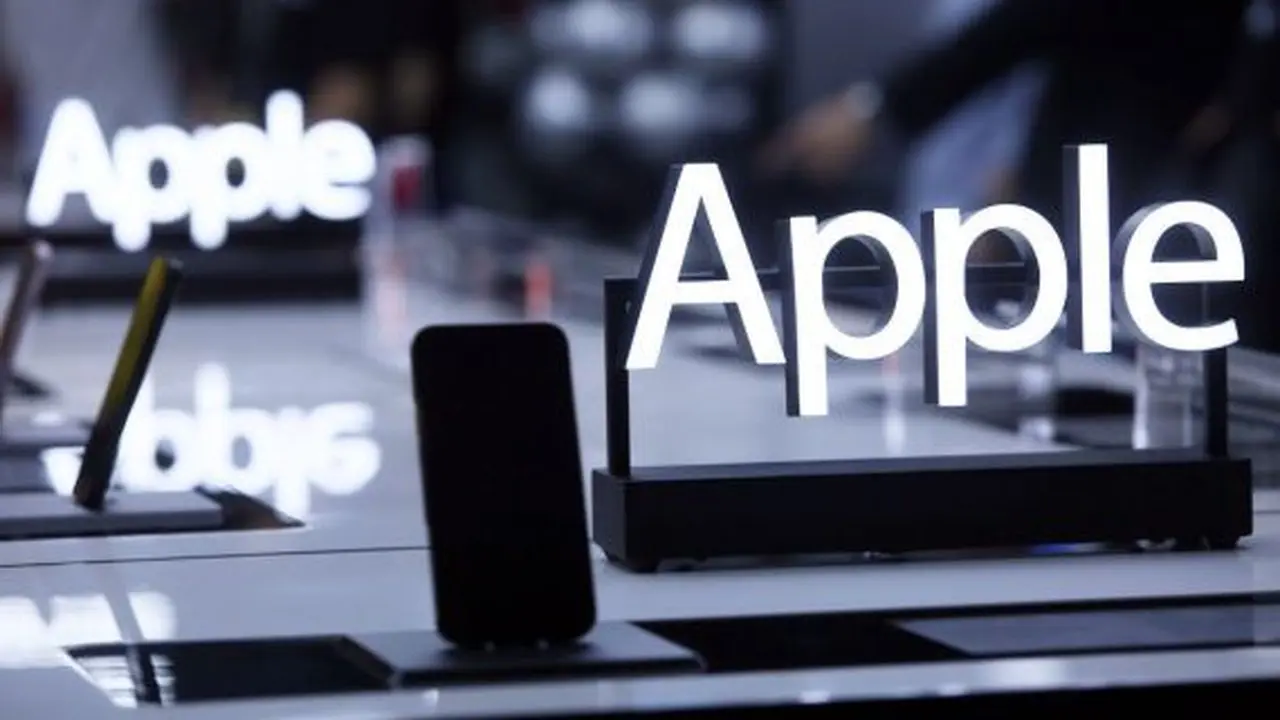 Apple Dikabarkan Siapkan Trio "Ultra": iPhone Lipat, AirPods Berkamera, dan MacBook OLED