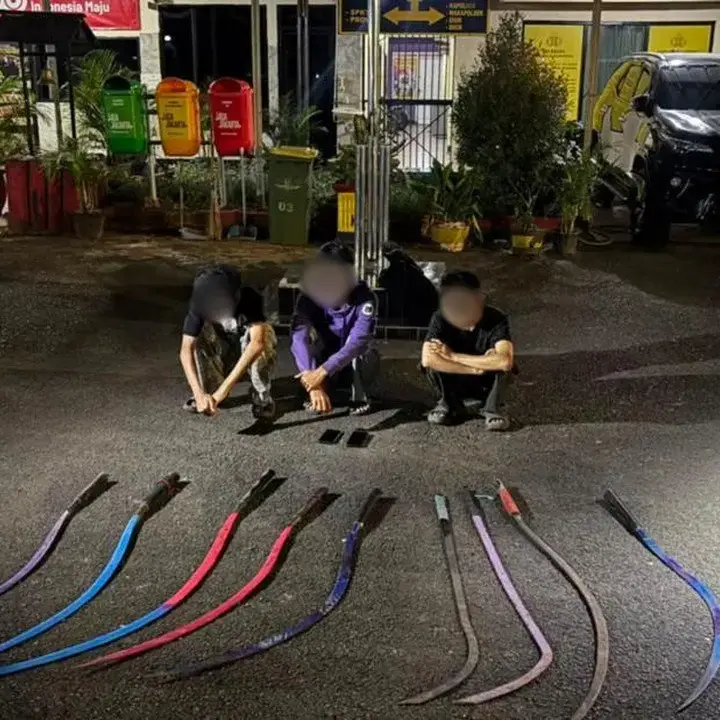 Brimob Polda Metro Amankan 9 Celurit dan 3 Pemuda di Lokasi Dugaan Tawuran Ciracas