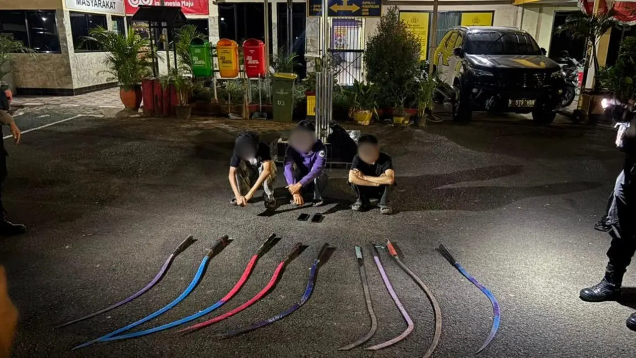 Brimob Polda Metro Amankan 9 Celurit dan 3 Pemuda di Lokasi Dugaan Tawuran Ciracas