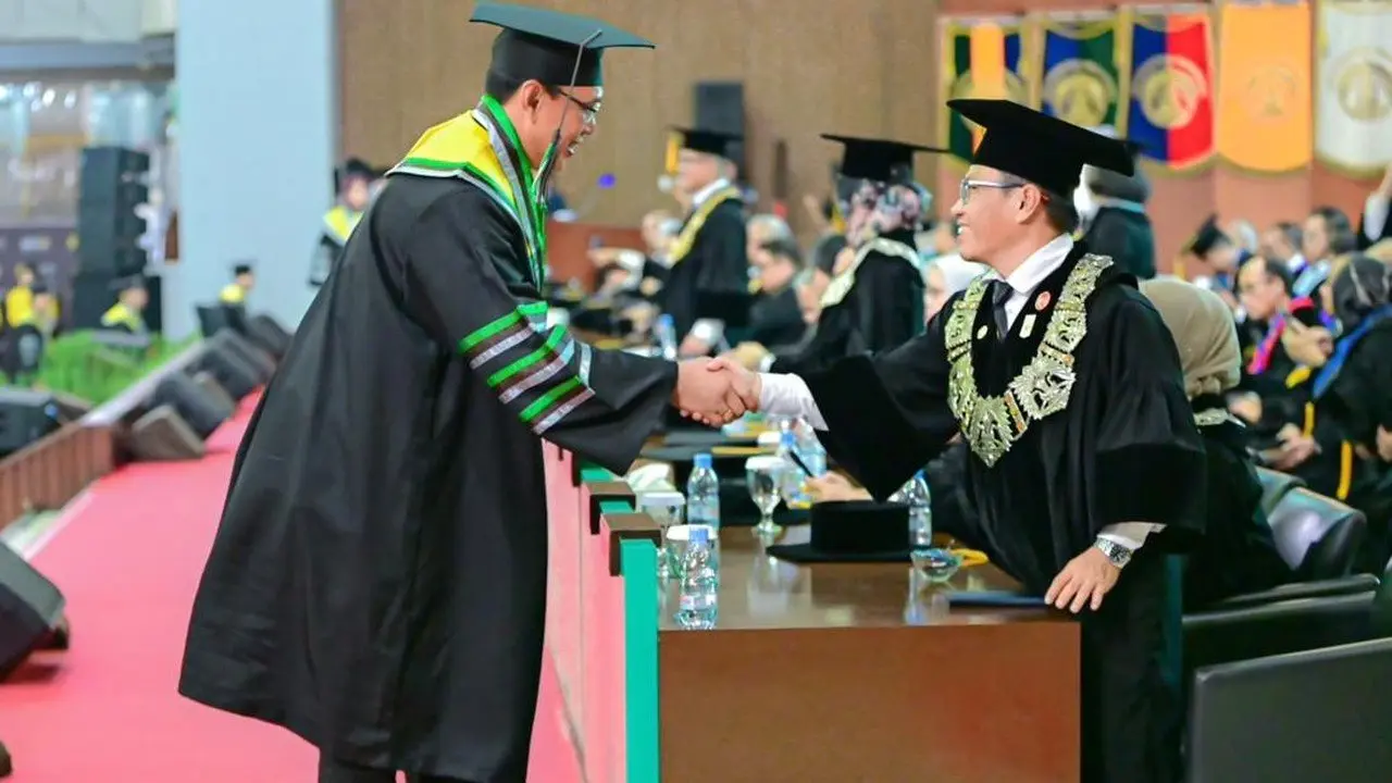 Dirut BULOG Ahmad Rizal Ramdhani Raih Gelar Doktor Pembangunan Berkelanjutan dari UI