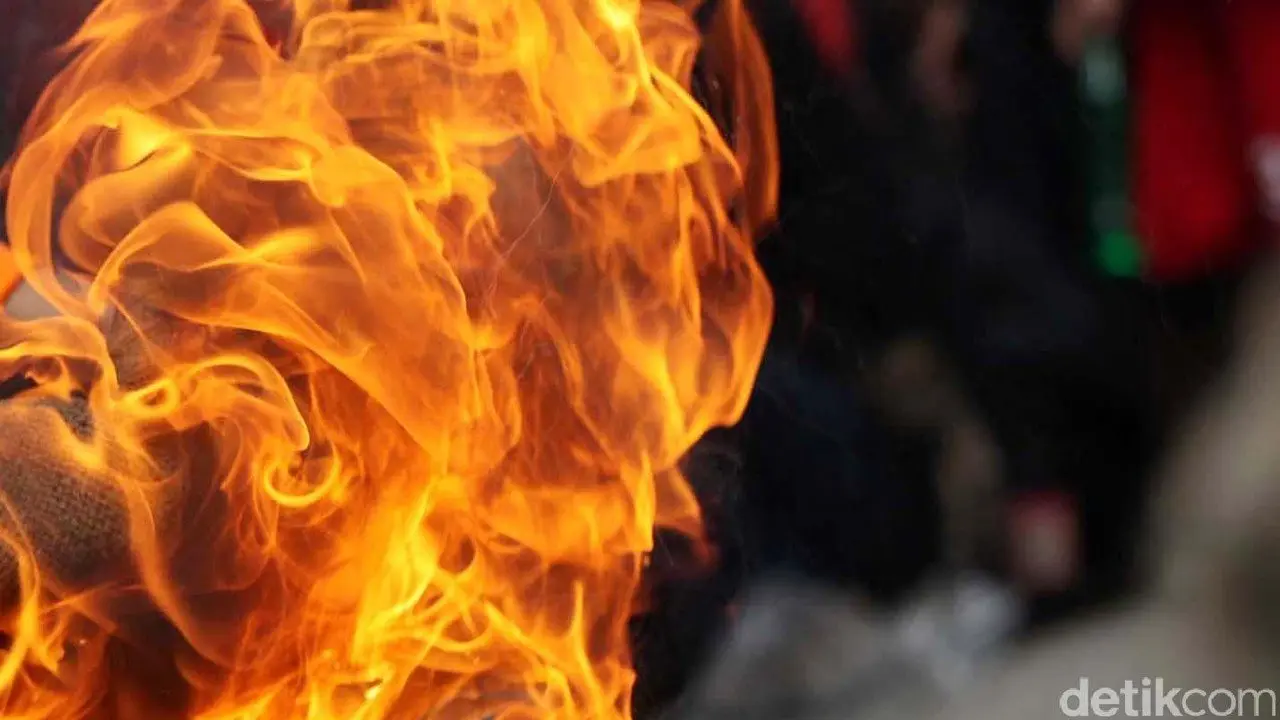 Gedung Bapenda DKI Jakarta Terbakar Lagi, Petugas Berjibaku Padamkan Api