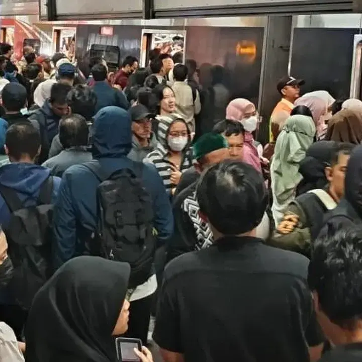 Jalur KRL Jakarta-Bogor Terlambat Akibat Keributan di Pinggir Rel, Penumpang Menumpuk di Cawang