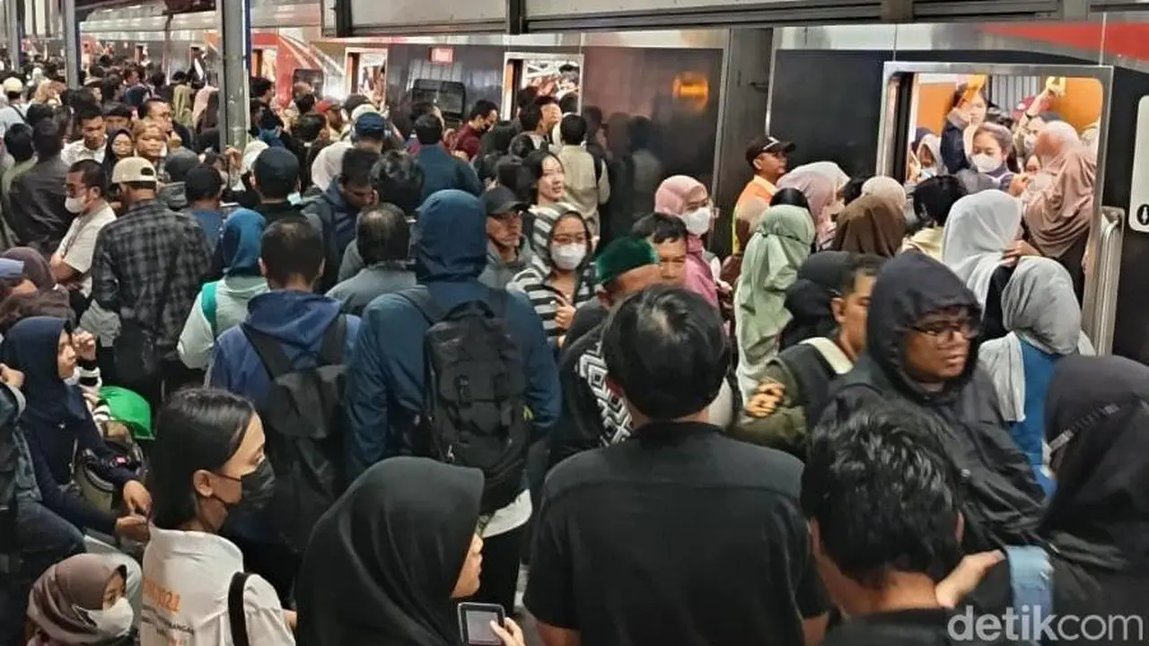 Jalur KRL Jakarta-Bogor Terlambat Akibat Keributan di Pinggir Rel, Penumpang Menumpuk di Cawang