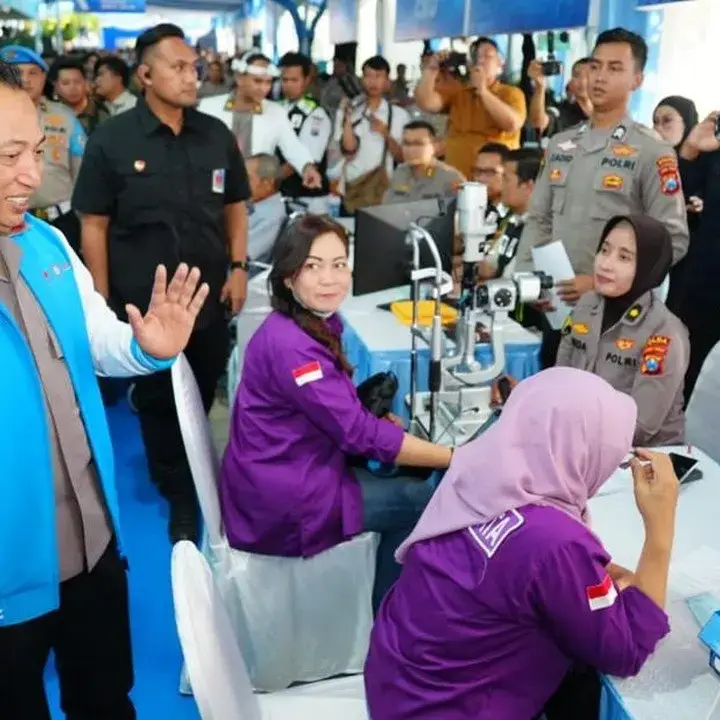 Kapolri Jenderal Listyo Sigit Prabowo Tinjau Baktikes Gratis untuk 1.000 Warga dan Pekerja di Surabaya